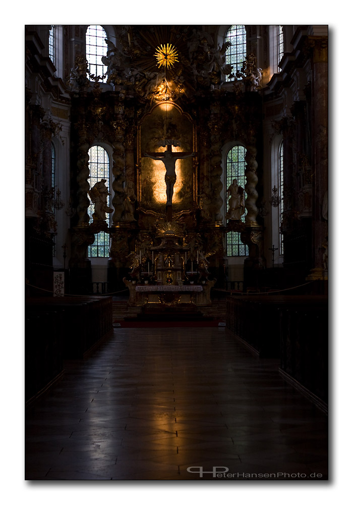 IMAGE: http://www.peterhansenfoto.de/singapore/galleries/Sessions/Nifty%20Fifty/0519Nifty_sm.jpg